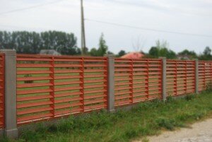 Столб забор выдавливает из под земли