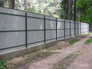 Деревянные опоры для забора