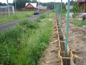 Установка столбов забора своими руками