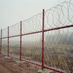 Как крепить колючую проволоку?